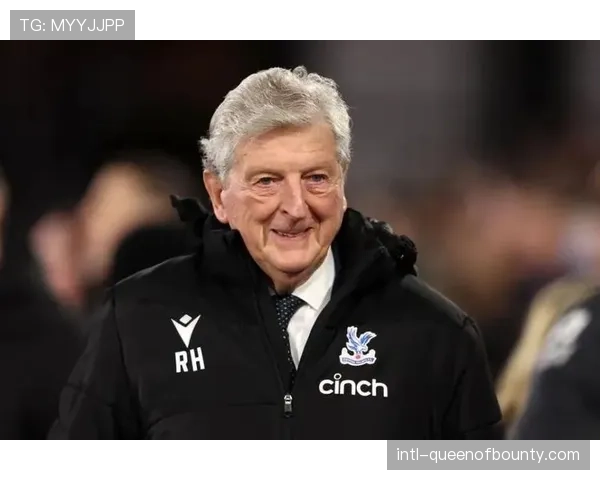 特写：终场哨响，带领球队保级成功的水晶宫老帅霍奇森如释重负